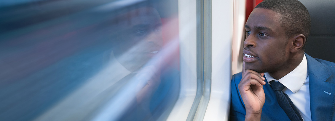 Hombre Mirando a Travs de Ventana de Tren el Paisaje en Alta Velocidad