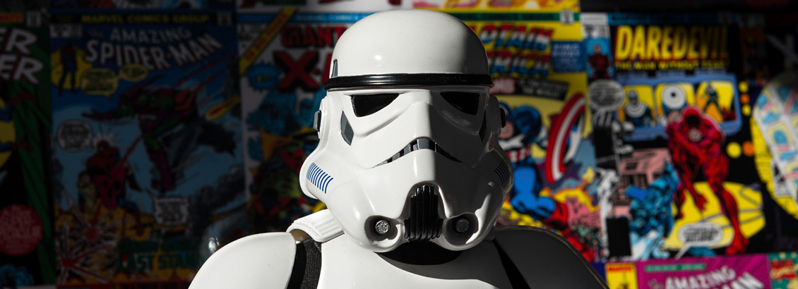 Plano Cercano de Stormtrooper con Fondo de Anime y Superhroes