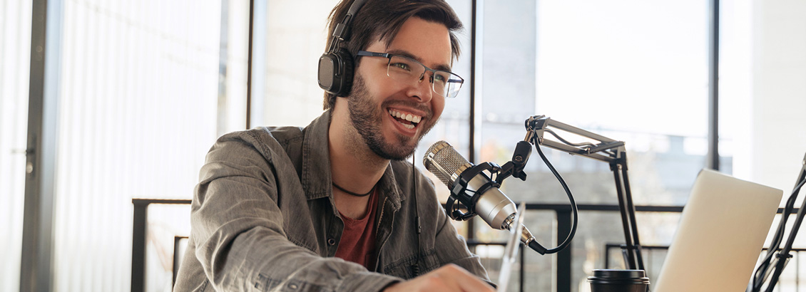 Hombre Sonriente con Audfonos y Micrfoco Para Grabar Podcast