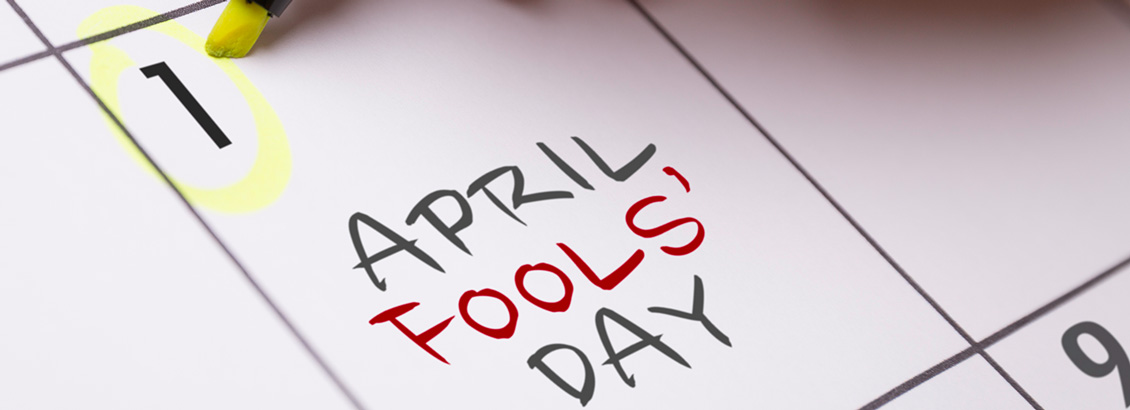 Plano Detalle de Calendario con Aprils Fools Escrito en Marcador Rojo
