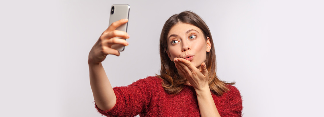 Mujer Hacindose un Selfie con su Smartphone