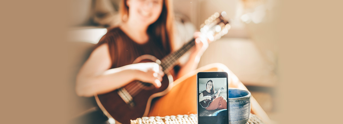 Chica Sentada Tocando Guitarra Mientras Graba Frente Smartphone Para TikTok