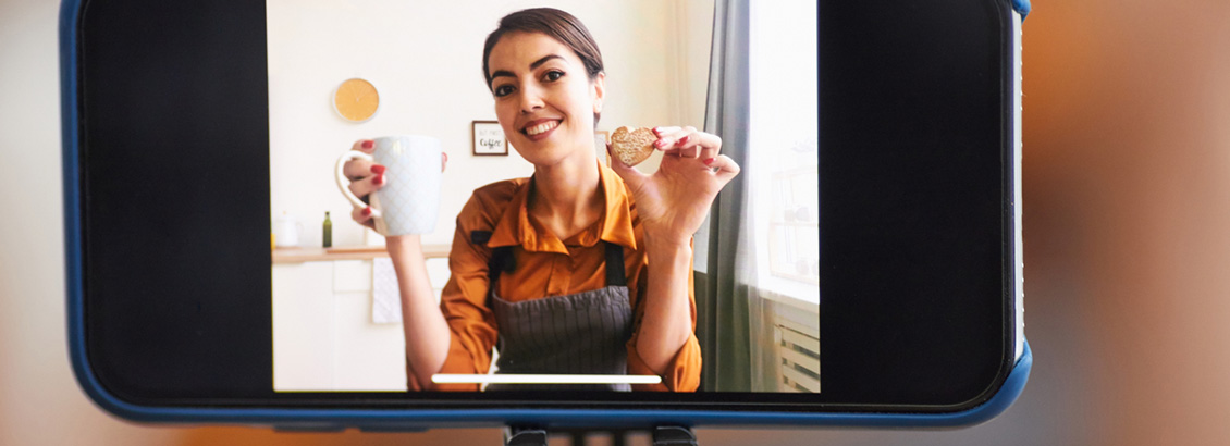 Cmara de Celular Reproduciendo Video en el que una Mujer Describe su Trabajo de Cocina