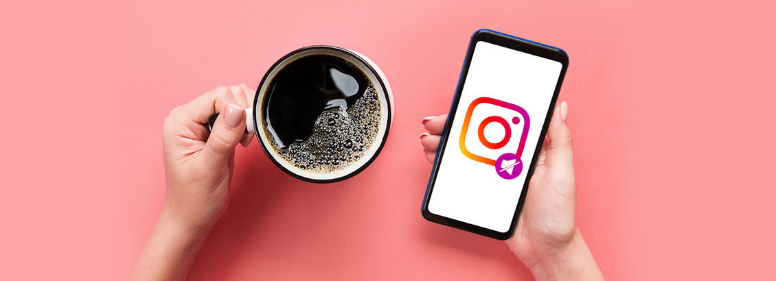 Chica Sosteniendo Taza de Caf con una Mano y con Otra Smartphone Mostrando Logo de Instagram