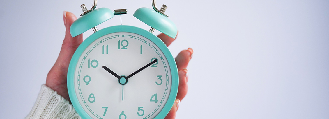 Mano Sosteniendo Reloj en Representacin del Valor de las Horas de Publicacin en Instagram